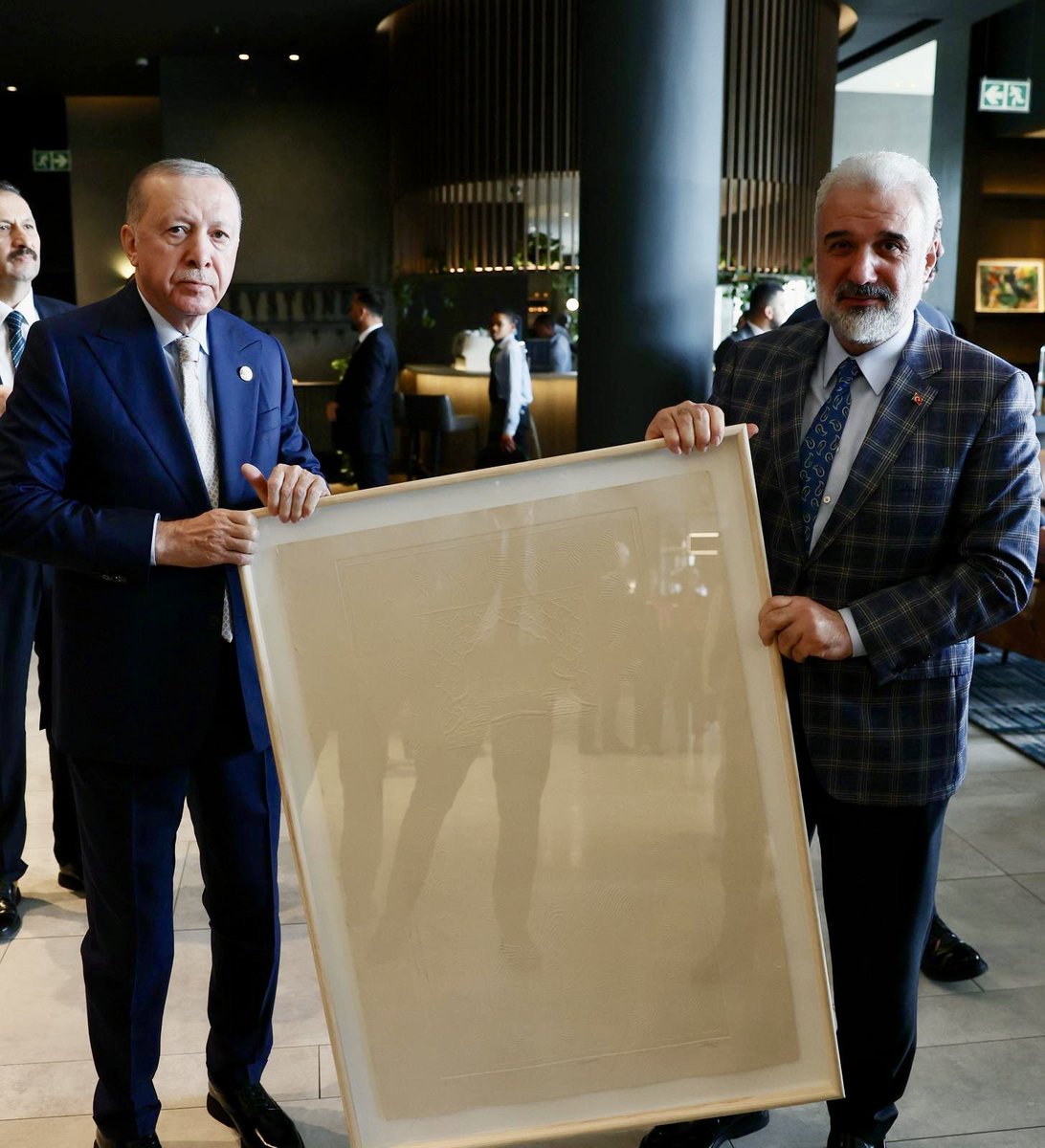 Cumhurbaşkanımız Sayın <a href="/RTErdogan/">Recep Tayyip Erdoğan</a>’ın Güney Afrika temasları esnasında kendilerine hediye takdimimiz oldu.

Güney Afrika’daki çalışmalarımız, bölgedeki dostlarımızla kurduğumuz uzun soluklu iş birlikleriyle daha da derinleşiyor.

Cumhurbaşkanımızın liderliği ve vizyonu, bu