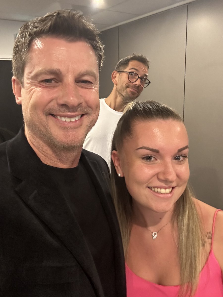 Dodinat's tweet photo. Joyeux anniversaire @ElodieDodieWA Garde bien ce sourire pour les personnes qui illuminent ta vie ❤️A tes 21 ans 🥂 https://t.co/09R8iSoqfK