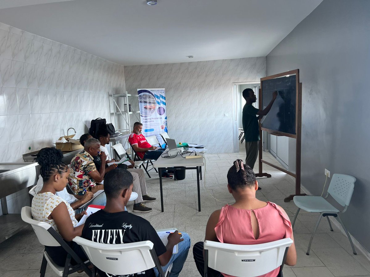 projecto_vito's tweet photo. We started training for the “Community-Based Fisheries Management on Fogo Island” project, funded by @BlueVentures, strengthening community skills in data collection and landing monitoring.

#MarineConservation #CommunityBasedFisheriesManagement #ProjectoVitó #BlueVentures https://t.co/vdiD1kuNhK
