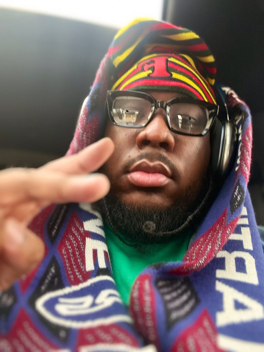 kayanthonyth3rd's tweet image. Working hard or hardly working ? 
Idk all i know we 11 out of 14 tracks in though 💿💿💿💿