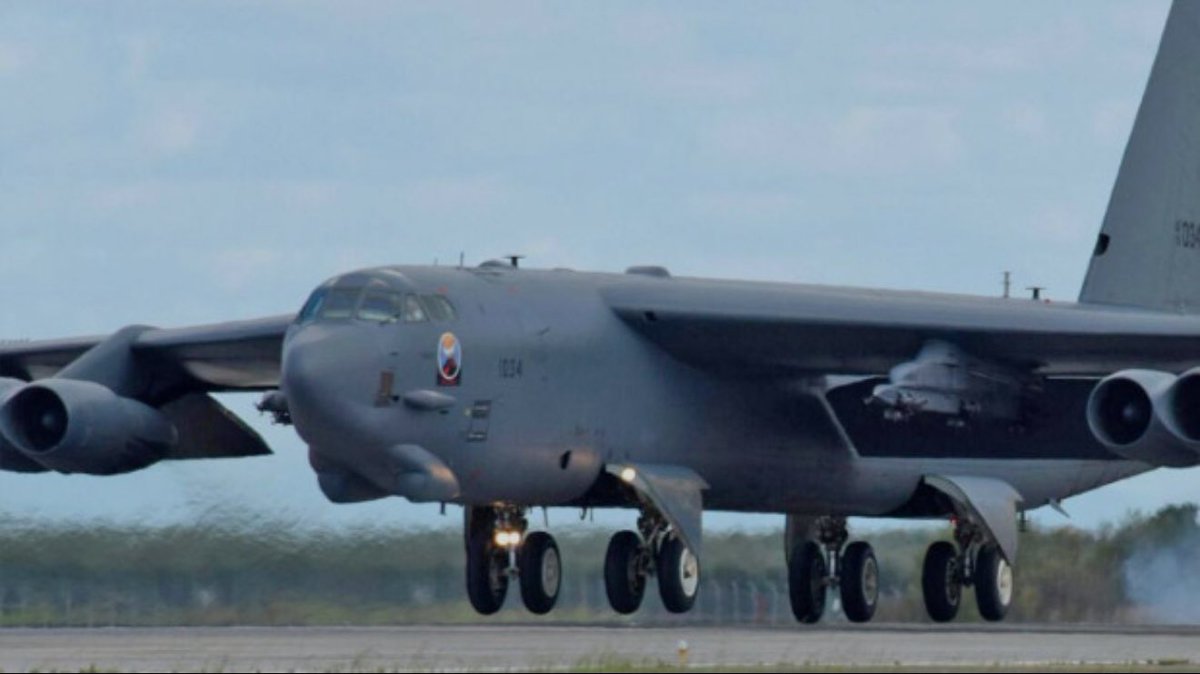 Jhonffonseca's tweet image. 🚨ÚLTIMA HORA: Tres bombarderos de EEUU despegan desde Dakota del Norte en vía hacia el área de control del Comando Sur.