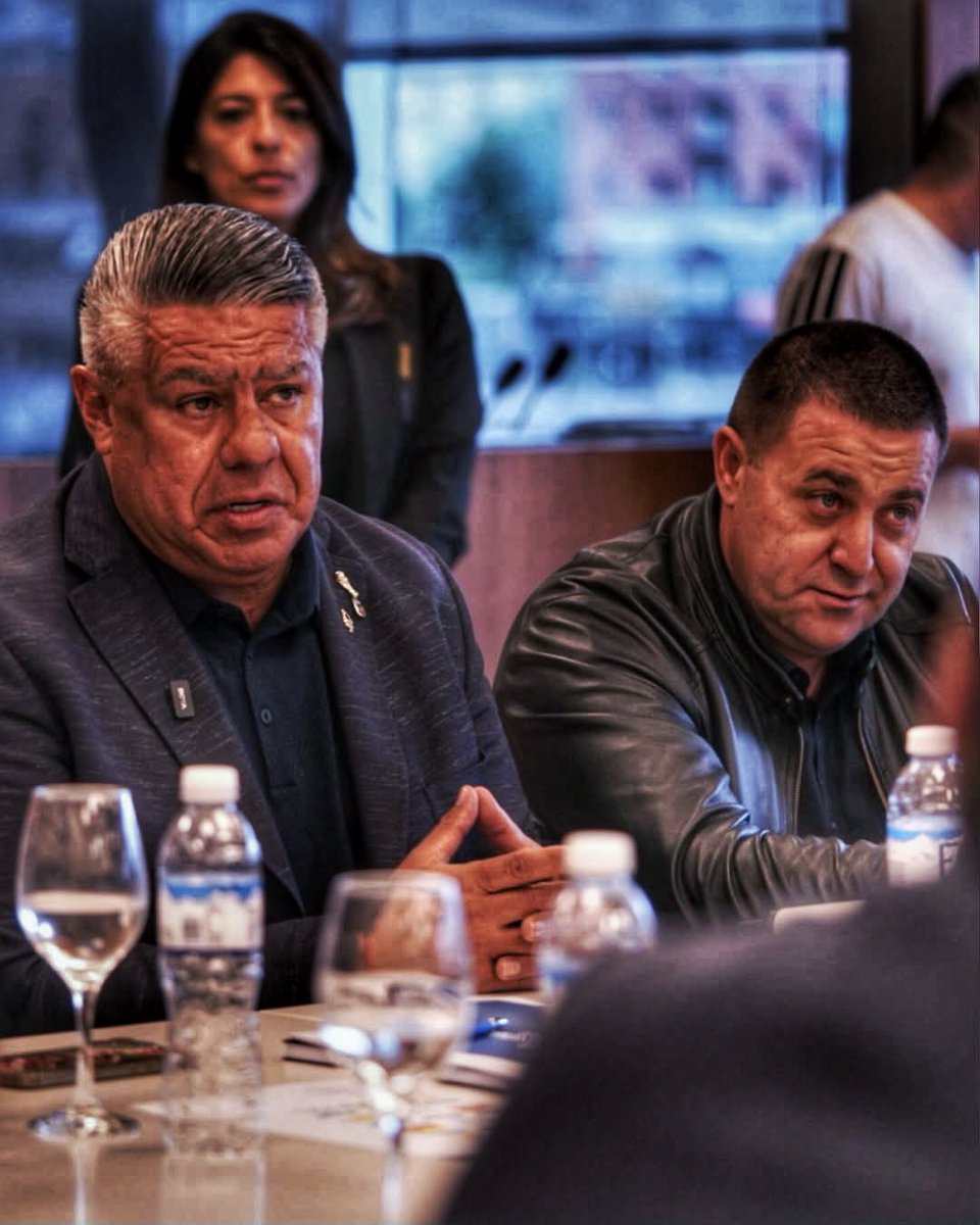 ValenTurello7's tweet photo. Pablo Toviggino y varios dirigentes de la cúpula vienen amenazando vía redes a los equipos que se quejan de las injusticias de AFA.

Pero despues te lloran incitación de violencia por hacer un pasillo de espalda. https://t.co/kqgXGu0lAC