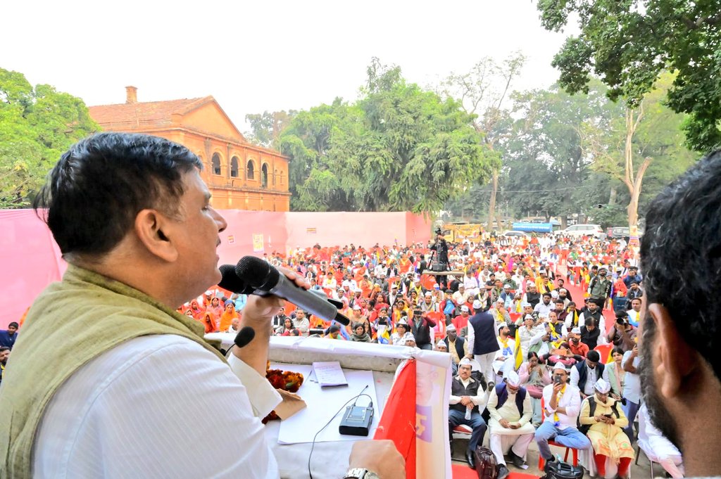 AAPUttarPradesh's tweet image. “रोजगार दो–सामाजिक न्याय दो” पदयात्रा 🇮🇳

धरना स्थल, पत्थर गिरजाघर, सिविल लाइंस प्रयागराज में उमड़ी अपार जनता—प्रदेश प्रभारी व राज्यसभा सांसद @SanjayAzadSln जी ने जोशीले जनसमूह को संबोधित किया। 

अब युवाओं की आवाज़ दबेगी नहीं, हक़ की लड़ाई और तेज़ होगी! ✊🔥…