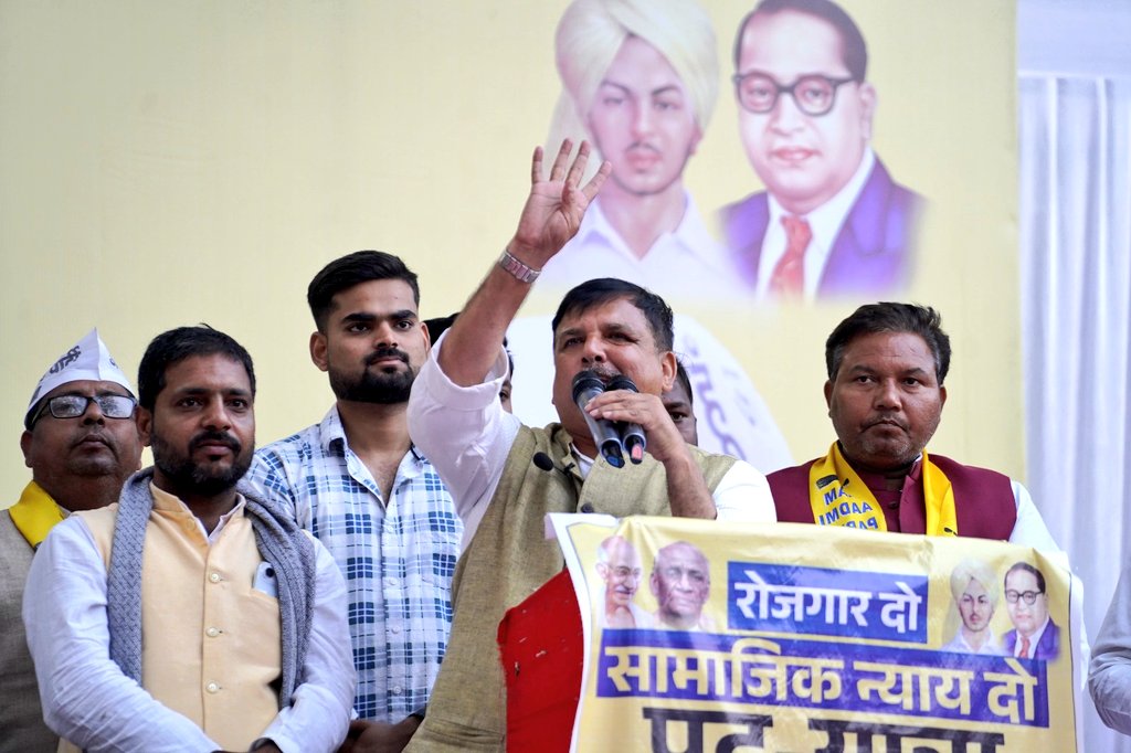 AAPUttarPradesh's tweet image. “रोजगार दो–सामाजिक न्याय दो” पदयात्रा 🇮🇳

धरना स्थल, पत्थर गिरजाघर, सिविल लाइंस प्रयागराज में उमड़ी अपार जनता—प्रदेश प्रभारी व राज्यसभा सांसद @SanjayAzadSln जी ने जोशीले जनसमूह को संबोधित किया। 

अब युवाओं की आवाज़ दबेगी नहीं, हक़ की लड़ाई और तेज़ होगी! ✊🔥…