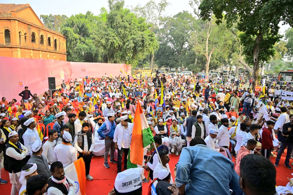 AAPUttarPradesh's tweet image. “रोजगार दो–सामाजिक न्याय दो” पदयात्रा 🇮🇳

धरना स्थल, पत्थर गिरजाघर, सिविल लाइंस प्रयागराज में उमड़ी अपार जनता—प्रदेश प्रभारी व राज्यसभा सांसद @SanjayAzadSln जी ने जोशीले जनसमूह को संबोधित किया। 

अब युवाओं की आवाज़ दबेगी नहीं, हक़ की लड़ाई और तेज़ होगी! ✊🔥…