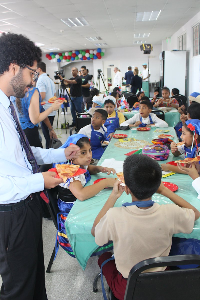 ItalyinPanama's tweet photo. 🇮🇹🍽️ #SCIM2025
L’Ambasciata d’Italia a #Panama, insieme a CAMIP e @itabogota, ha portato la #CucinaItaliana alla Scuola “Repubblica d’Italia” di San Miguelito: lezione di pizza 🍕 con la chef @amyriolo e degustazione di gelato artigianale 🍦. 
#CucinaItaliana #SCIM https://t.co/aYR7ahmofP