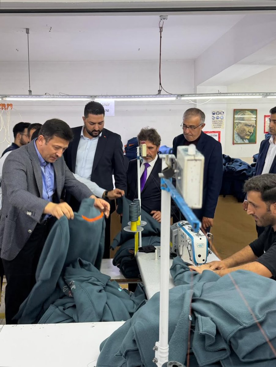 Genel Merkez MKYK üyemiz Sn. Hamza Dağ ile birlikte Bornova Yeşilova Mahallemizdeki tekstil firmalarını ziyaret ettik. Emekçi kardeşlerimize kolaylıklar diledik. Misafirperverlikleri için değerli işyeri sahipleri Nedim Kaplan, Mehmet Ali Sarı ve Umut Sarı’ya teşekkür ediyorum.