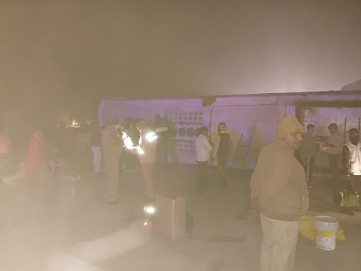 Kashyap_1011's tweet image. यमुना एक्सप्रेस-वे पर भीषण सड़क हादसा...

यमुना एक्सप्रेस-वे पर बीती रात यानी रविवार को नोएडा से लखनऊ जा रही बस का यमुना एक्सप्रेस-वे पर बस पलटी जिसमें करीब 50 से ज्यादा यात्री घायल और तीन लोगों की हालत यमुना एक्सप्रेस-वे के थाना बलदेव क्षेत्र में रात डेढ़ बजे हुआ हादसा मौके पर…