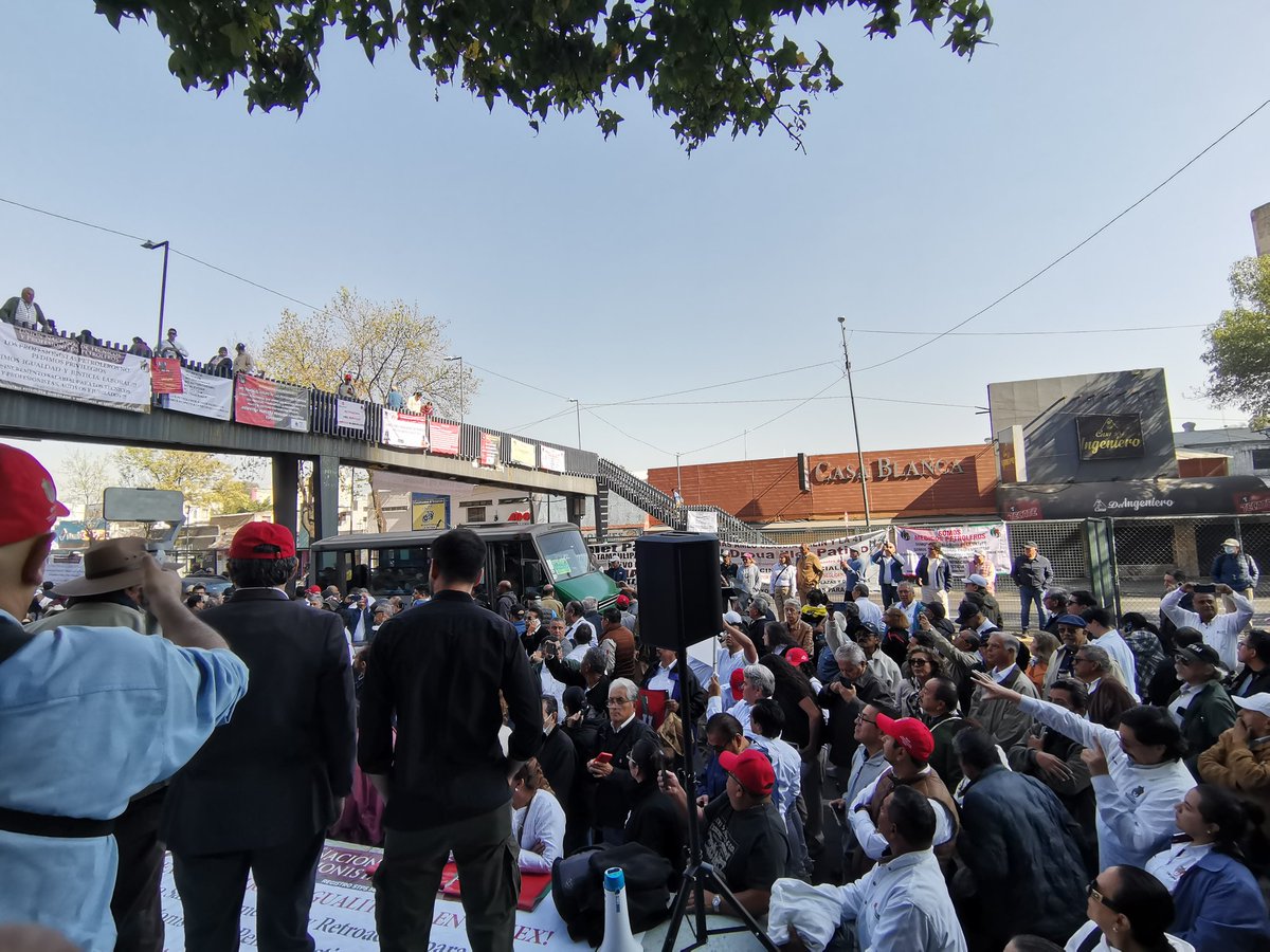 CNPA_MN's tweet photo. Presentes en el mitin  de la Unión Nacional de Técnicos y Profesionales Petroleros (UNTYPP-UNT ), donde  denuncian el despido de 3000 trabajadores, cero aumento y cargas de trabajo extenuantes...Les piden sacrificarse más  por la empresa...
El pueblo unido, jamás será vencido!! https://t.co/0SJbofE38f