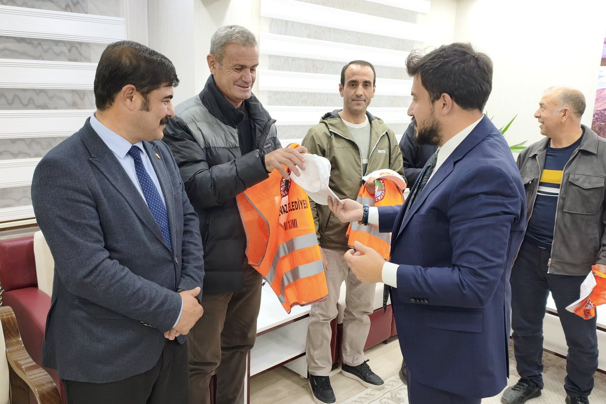 AdilcevazBld's tweet photo. İlçemizde son dönemde artış gösteren, özellikle domuz başta olmak üzere yaban hayvanlarının oluşturduğu risklere karşı önlem almak amacıyla, Adilcevaz Belediyesi olarak gönüllülerden oluşan bir mücadele ekibi oluşturduk. https://t.co/LEuIBpEDvQ