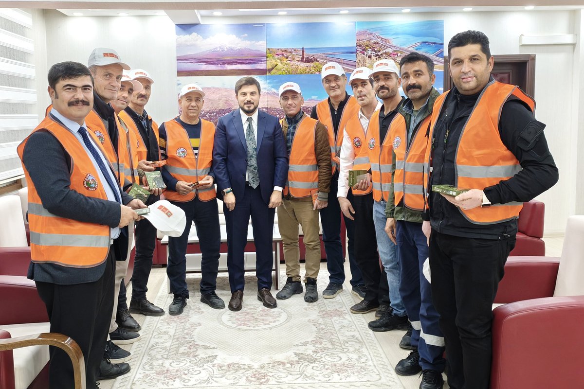 AdilcevazBld's tweet photo. İlçemizde son dönemde artış gösteren, özellikle domuz başta olmak üzere yaban hayvanlarının oluşturduğu risklere karşı önlem almak amacıyla, Adilcevaz Belediyesi olarak gönüllülerden oluşan bir mücadele ekibi oluşturduk. https://t.co/LEuIBpEDvQ