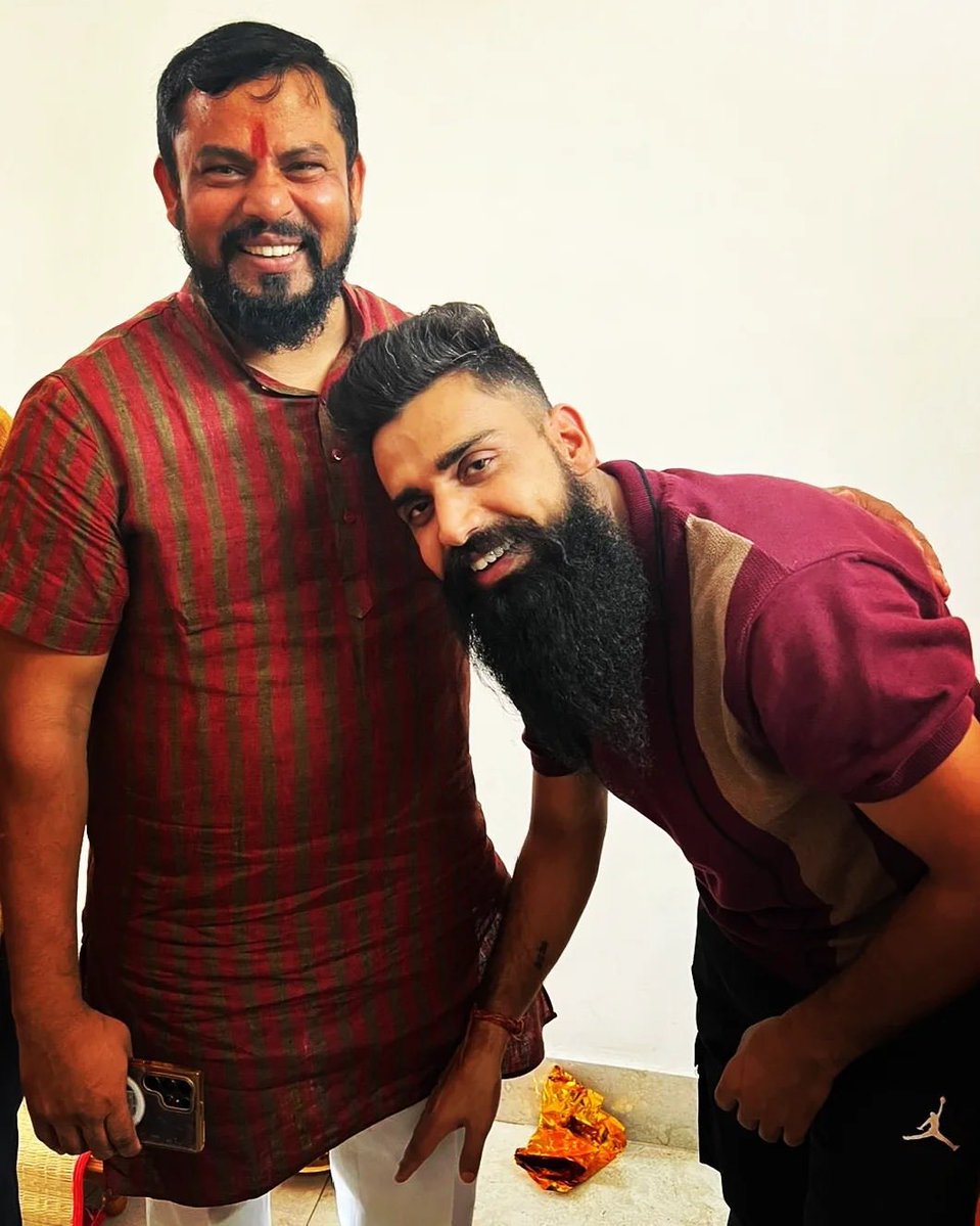 ChandanSharmaG's tweet image. दक्ष चौधरी को गिरफ्तार कर लिया है

कितने हिन्दू दक्ष चौधरी के लिए आवाज उठा रहें हैं?

यह व्यक्ति अपने किसी निजी स्वार्थ की वजह से जेल में नही हैं, बल्कि हमारे और आपके बच्चों के भविष्य के लिए लड़ते हुए जेल गया है

कौन कौन दक्ष चौधरी के साथ है?
कौन कौन इनके रिहाई की मांग करेंगे?