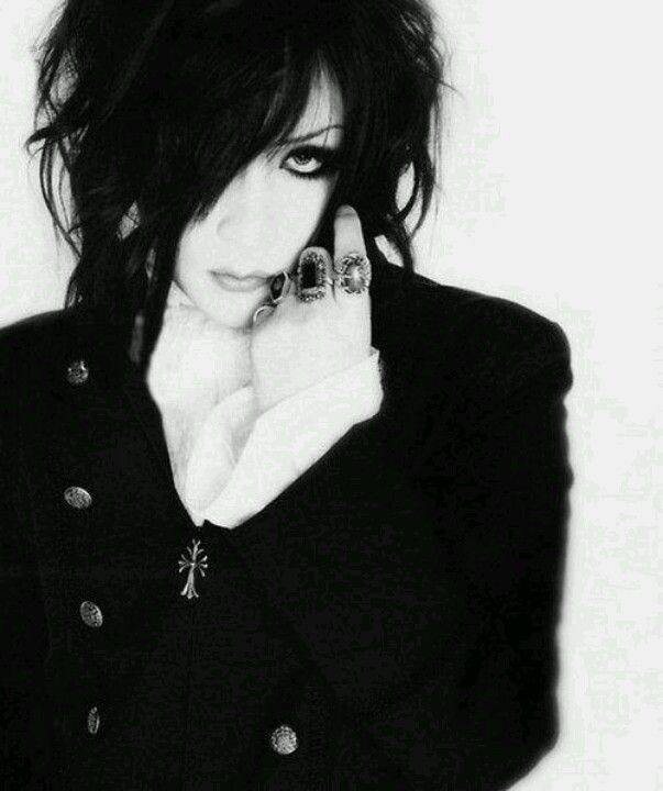 Pipistrelluu's tweet image. go to pinterest and search 🤖🤖👀𐙚 
celebrity 𐙚 
outfit 𐙚 
quote 𐙚 
aesthetic