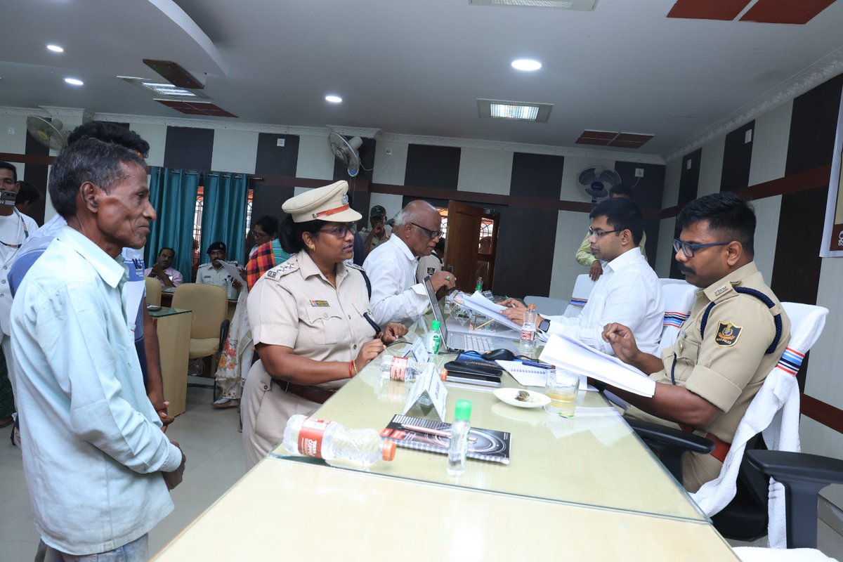 Ganjam_Admin's tweet image. ଗଞ୍ଜାମ ପଞ୍ଚାୟତ ସମିତି କାର୍ଯ୍ୟାଳୟ ଠାରେ ଆଜି &apos;ଜିଲ୍ଲା ସ୍ତରୀୟ ଅଭିଯୋଗ ଶୁଣାଣି ଶିବିର&apos; ଆୟୋଜିତ ହୋଇଥିଲା। ଏହି ଶିବିରରେ ଜିଲ୍ଲାପାଳ,ଗଞ୍ଜାମ, ଆରକ୍ଷୀ ଅଧିକ୍ଷକଙ୍କ ସହ ସମସ୍ତ ଜିଲ୍ଲା ସ୍ତରୀୟ ବିଭାଗୀୟ ଅଧିକାରୀମାନେ ଉପସ୍ଥିତ ରହି, ଜନସାଧାରଣଙ୍କର ଅଭିଯୋଗ ଶୁଣାଣି କରିଥିଲେ।
@CMO_Odisha 
@IPR_Odisha