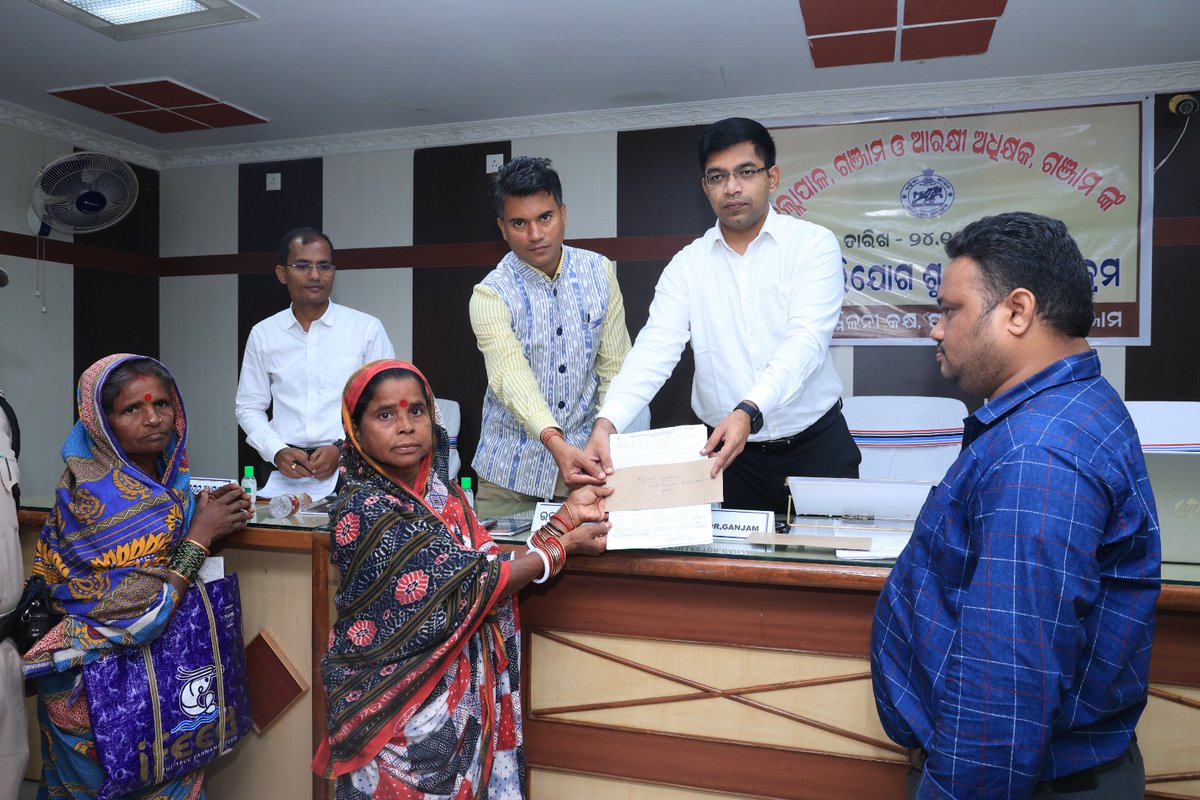 Ganjam_Admin's tweet image. ଗଞ୍ଜାମ ପଞ୍ଚାୟତ ସମିତି କାର୍ଯ୍ୟାଳୟ ଠାରେ ଆଜି &apos;ଜିଲ୍ଲା ସ୍ତରୀୟ ଅଭିଯୋଗ ଶୁଣାଣି ଶିବିର&apos; ଆୟୋଜିତ ହୋଇଥିଲା। ଏହି ଶିବିରରେ ଜିଲ୍ଲାପାଳ,ଗଞ୍ଜାମ, ଆରକ୍ଷୀ ଅଧିକ୍ଷକଙ୍କ ସହ ସମସ୍ତ ଜିଲ୍ଲା ସ୍ତରୀୟ ବିଭାଗୀୟ ଅଧିକାରୀମାନେ ଉପସ୍ଥିତ ରହି, ଜନସାଧାରଣଙ୍କର ଅଭିଯୋଗ ଶୁଣାଣି କରିଥିଲେ।
@CMO_Odisha 
@IPR_Odisha