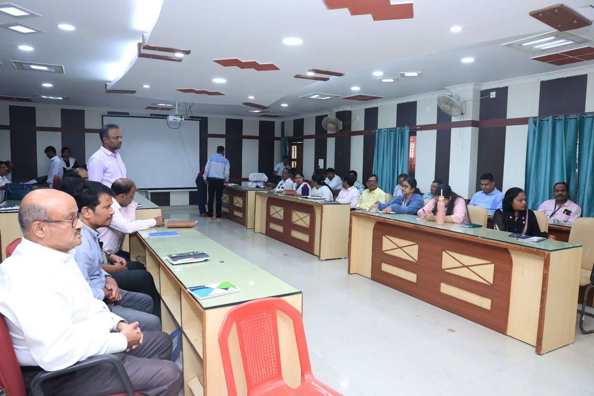 Ganjam_Admin's tweet image. ଗଞ୍ଜାମ ପଞ୍ଚାୟତ ସମିତି କାର୍ଯ୍ୟାଳୟ ଠାରେ ଆଜି &apos;ଜିଲ୍ଲା ସ୍ତରୀୟ ଅଭିଯୋଗ ଶୁଣାଣି ଶିବିର&apos; ଆୟୋଜିତ ହୋଇଥିଲା। ଏହି ଶିବିରରେ ଜିଲ୍ଲାପାଳ,ଗଞ୍ଜାମ, ଆରକ୍ଷୀ ଅଧିକ୍ଷକଙ୍କ ସହ ସମସ୍ତ ଜିଲ୍ଲା ସ୍ତରୀୟ ବିଭାଗୀୟ ଅଧିକାରୀମାନେ ଉପସ୍ଥିତ ରହି, ଜନସାଧାରଣଙ୍କର ଅଭିଯୋଗ ଶୁଣାଣି କରିଥିଲେ।
@CMO_Odisha 
@IPR_Odisha