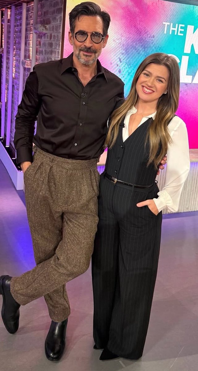 AmyElden's tweet image. ... ⭐️🌟⭐️🌟⭐️🌟⭐️🌟⭐️🌟

Mother Lookin Extra Cute Today!! 🥰🥰🥵🥵 While The King Looks Extra Dappa!! 😉😉😉😉

#KC #Kelly #KellyClarkson #mother #mymother #queen #queenkelly #LZ #kingLZ #myfavduo #mylife #myworld 

😍🥰😍🥰 @kellyclarkson @KellyClarksonTV @LawrenceZarian