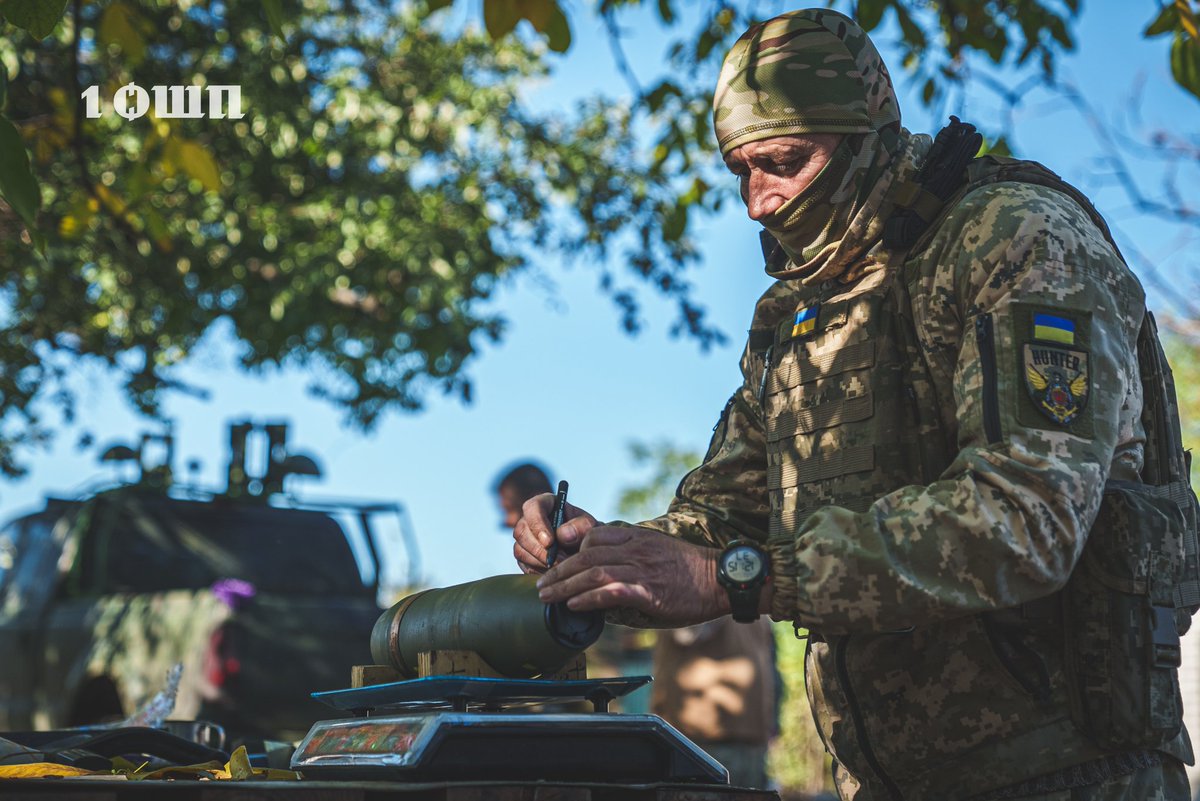 davinci_army's tweet image. Підвоз арти — окреме мистецтво.
Ювелірна точність починається з ретельної підготовки.

Професіоналізм артилерійського забезпечення у 1 ОШП ім. Дмитра Коцюбайла — в увазі до деталей.
У виважених порохах, перевірених снарядах і чітко налагодженій роботі єдиного організму.