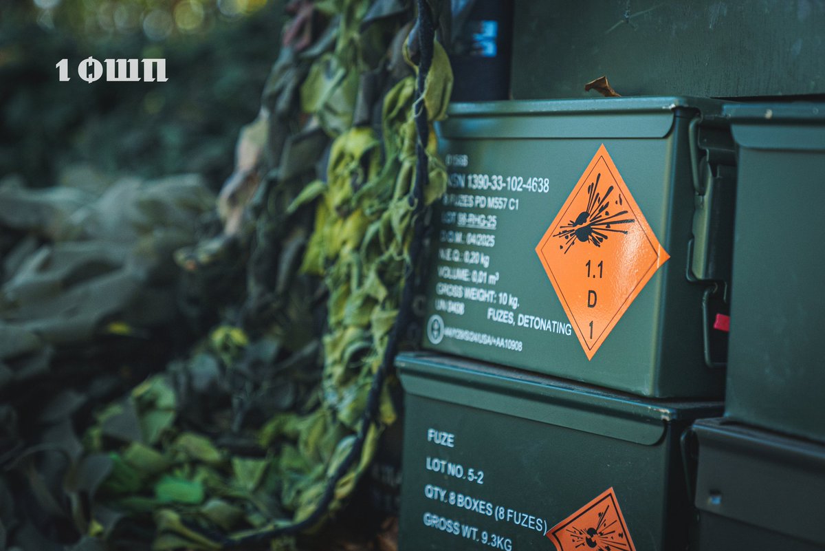 davinci_army's tweet image. Підвоз арти — окреме мистецтво.
Ювелірна точність починається з ретельної підготовки.

Професіоналізм артилерійського забезпечення у 1 ОШП ім. Дмитра Коцюбайла — в увазі до деталей.
У виважених порохах, перевірених снарядах і чітко налагодженій роботі єдиного організму.