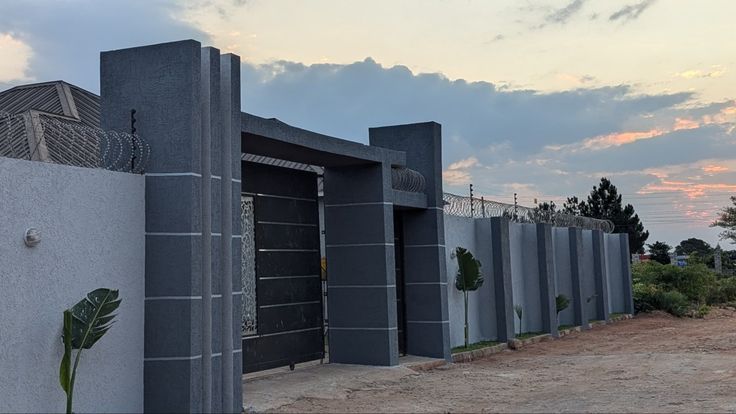 framinz's tweet image. Loving the modern lines on the exterior and the sleek lighting design inside. That gate is a statement! What&apos;s your favorite detail? 🖤💛 #ModernDesign #HomeInspo #InteriorLighting