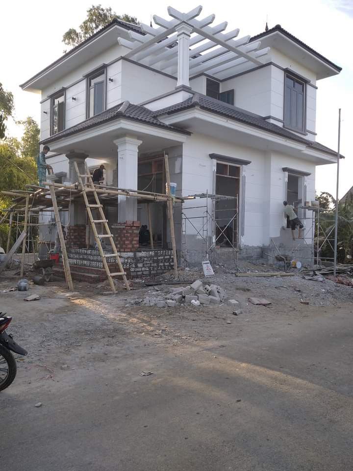 framinz's tweet image. Loving the modern lines on the exterior and the sleek lighting design inside. That gate is a statement! What&apos;s your favorite detail? 🖤💛 #ModernDesign #HomeInspo #InteriorLighting