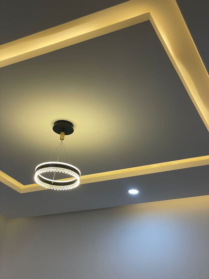 framinz's tweet image. Loving the modern lines on the exterior and the sleek lighting design inside. That gate is a statement! What&apos;s your favorite detail? 🖤💛 #ModernDesign #HomeInspo #InteriorLighting