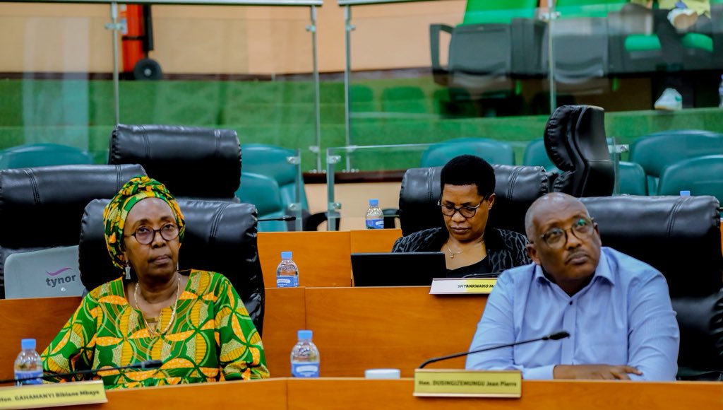 RwandaParliamnt's tweet photo. Ese aho utuye, Umuganda ukorwa neza mu buryo butanga umusaruro ? Abasenateri batanze inama ku ngamba
zakitabwaho zirimo:
➡️Kunoza imikorere n’imikoranire y’inzego mu itegurwa ry’umuganda;
➡️Kongera uruhare rw’abaturage mu itegurwa ry’umuganda;
➡️Kunoza uburyo bwo gukurikirana iyubahirizwa ry’ibipimo bishingirwaho mu kubara agaciro k’ibikorwa by’umuganda.

Ni mu Nteko Rusange ya Sena
yasuzumye raporo ya Komisiyo ya Politiki n’Imiyoborere ku gikorwa cyo kungurana ibitekerezo na Minisitiri w’Ubutegetsi bw’Igihugu ku ishyirwa mu bikorwa rya Politiki ivuguruye y’umuganda.