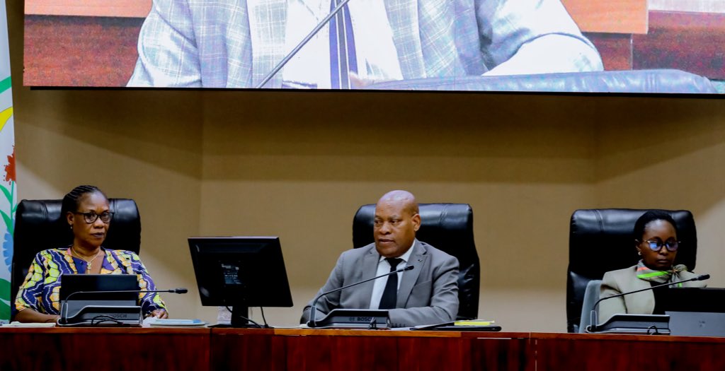 RwandaParliamnt's tweet photo. Ese aho utuye, Umuganda ukorwa neza mu buryo butanga umusaruro ? Abasenateri batanze inama ku ngamba
zakitabwaho zirimo:
➡️Kunoza imikorere n’imikoranire y’inzego mu itegurwa ry’umuganda;
➡️Kongera uruhare rw’abaturage mu itegurwa ry’umuganda;
➡️Kunoza uburyo bwo gukurikirana iyubahirizwa ry’ibipimo bishingirwaho mu kubara agaciro k’ibikorwa by’umuganda.

Ni mu Nteko Rusange ya Sena
yasuzumye raporo ya Komisiyo ya Politiki n’Imiyoborere ku gikorwa cyo kungurana ibitekerezo na Minisitiri w’Ubutegetsi bw’Igihugu ku ishyirwa mu bikorwa rya Politiki ivuguruye y’umuganda.