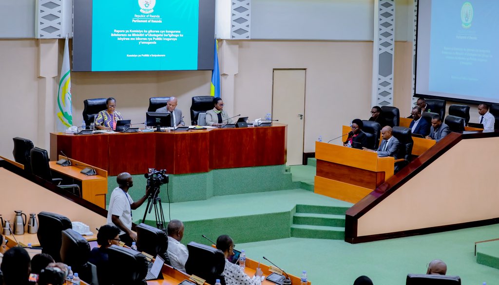 RwandaParliamnt's tweet photo. Ese aho utuye, Umuganda ukorwa neza mu buryo butanga umusaruro ? Abasenateri batanze inama ku ngamba
zakitabwaho zirimo:
➡️Kunoza imikorere n’imikoranire y’inzego mu itegurwa ry’umuganda;
➡️Kongera uruhare rw’abaturage mu itegurwa ry’umuganda;
➡️Kunoza uburyo bwo gukurikirana iyubahirizwa ry’ibipimo bishingirwaho mu kubara agaciro k’ibikorwa by’umuganda.

Ni mu Nteko Rusange ya Sena
yasuzumye raporo ya Komisiyo ya Politiki n’Imiyoborere ku gikorwa cyo kungurana ibitekerezo na Minisitiri w’Ubutegetsi bw’Igihugu ku ishyirwa mu bikorwa rya Politiki ivuguruye y’umuganda.