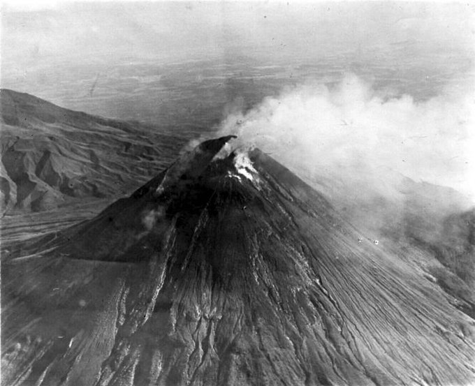 Op deze dag in 1930 kwam de Indonesische vulkaan Merapi tot uitbarsting. Dertien dorpen werden verwoest en ongeveer 1400 mensen kwamen om het leven. Het is nog altijd een vulkaan waar regelmatig activiteit is