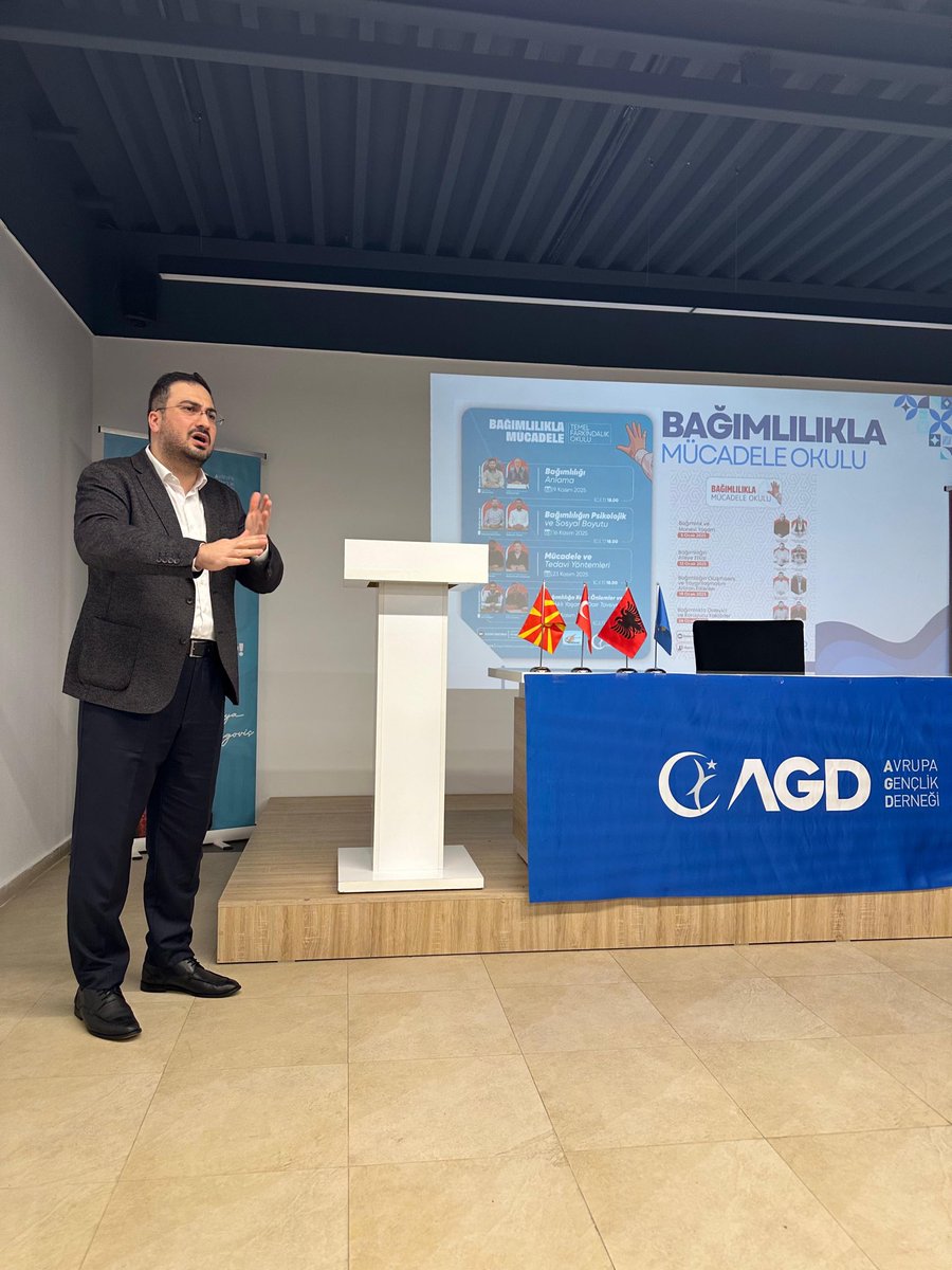 Avrupa Gençlik Derneği Balkan Ülke Temsilciliklerimizin Eğitim Toplantısı Kuran-ı Kerim Tilavetinin ardından Genel Başkanımız Arif ŞEN beyin konuşmalarıyla devam ediyor.

———

Following the recitation of the Holy Qur’an, our European Youth Association’s Training Meeting for