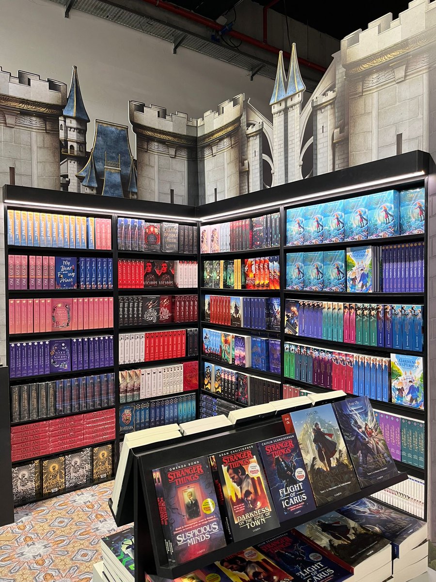 En direct du montage de notre stand au Salon du livre et de la presse jeunesse de Montreuil ! On vous donne rendez-vous à partir de mercredi sur le stand K18 et on vous espère nombreux ! 🫶

PS : oui, c'est bien Silveny, la seule et l'unique ! 🦄