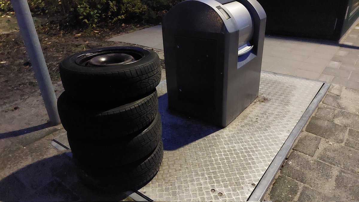 MarcoPJB's tweet image. Overtollige autobanden bij de ondergrondse restafvalcontainer gedumpt. Wellicht aangemeld als grofvuil, maar ik betwijfel het... je kunt ze maar kwijt zijn... #nietzosociaal #Leiderdorp