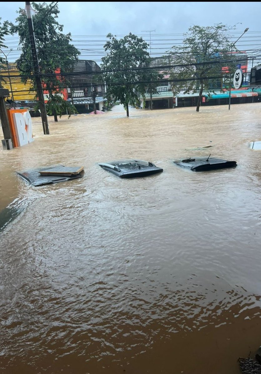 neyrashazeyra's tweet image. Geng konvoi X50 tu hari ni bumbung kereta pun dah lesap

X50 tu agak tinggi jugak la. Sampai bumbung pun ditelan air.