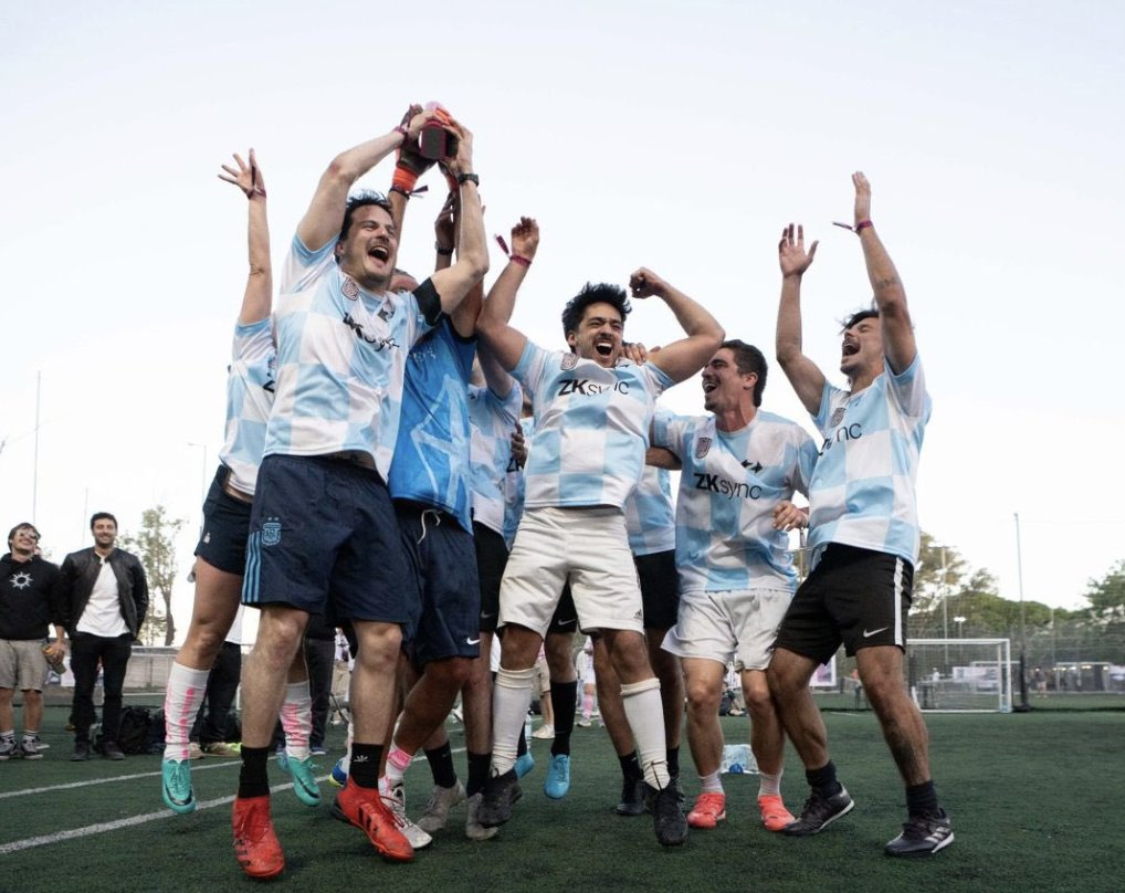 moonsonglabs_'s tweet image. What a week at @EFDevcon in Buenos Aires 🇦🇷

We kicked off with @ffarall giving a talk on “Beyond the Runtime – Unlocking the Substrate Node Potential" at @Polkadotsub0.

Then @BridgetHearst moderated "The Age of Autonomous Economies: How AI Agents Will Redefine On-Chain…