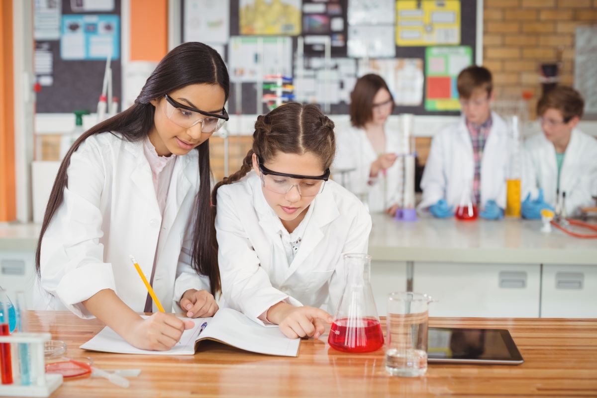 Make Science Come Alive! Explore how science journaling helps students ask better questions, connect ideas, and become active participants in their own scientific discoveries: tinyurl.com/yc5dxwhb 
#ScienceJournaling #ClassroomActivities #Students #Teachers