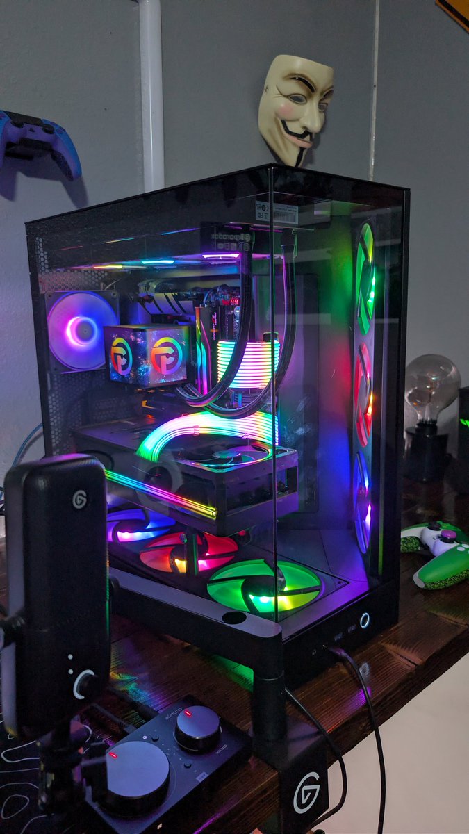 Boldshotzz's tweet image. @MasonReact @ReactPCs about to have a field day with this behemoth of a PC I was struggling a little to line up the GPU with how heavy it is here in a few hours optimizations begin thank you @Brparadox for this beautiful PC
