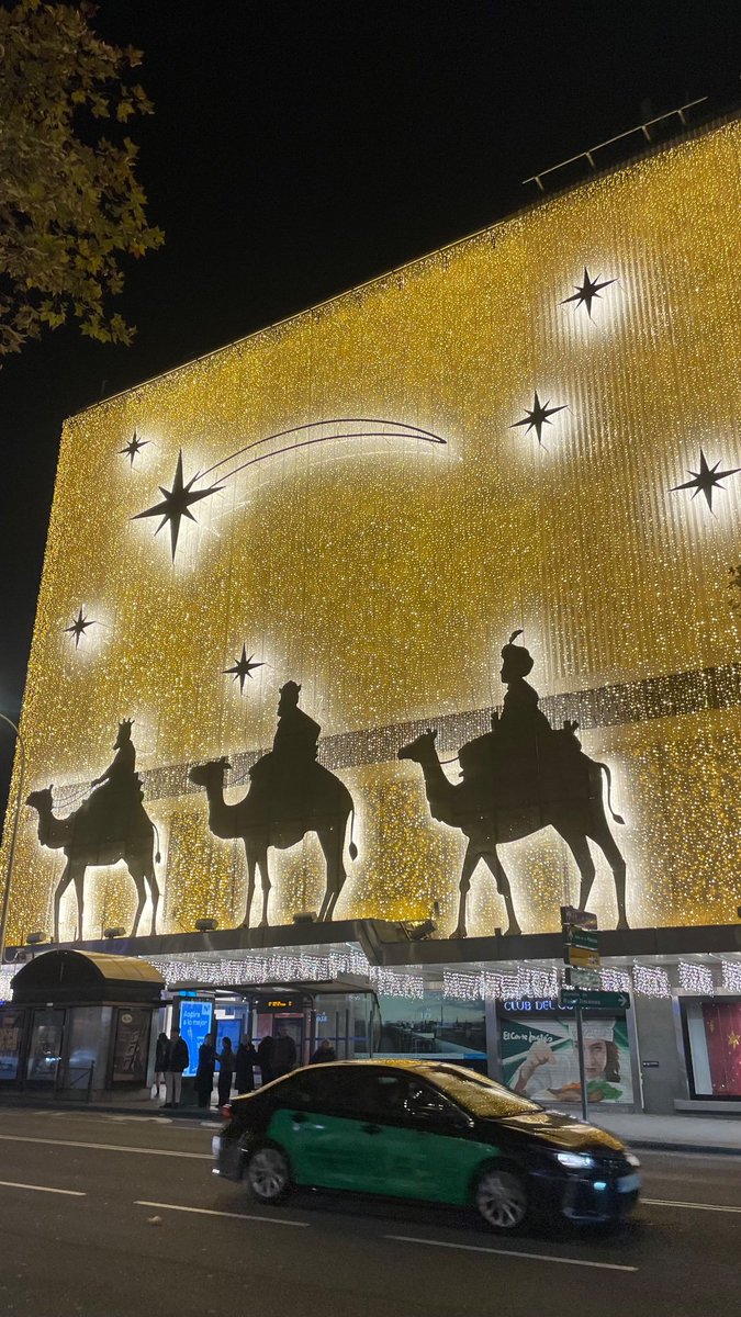 🌠 ¡Aciertazo el de <a href="/elcorteingles/">El Corte Inglés</a> en su edificio de la Plaza del Duque en Sevilla! ¡Vivan los Reyes Magos! Y el del trineo, que se vaya a paseo por ahí con los renos voladores...
📸 <a href="/andresinho4141/">Andrés</a>