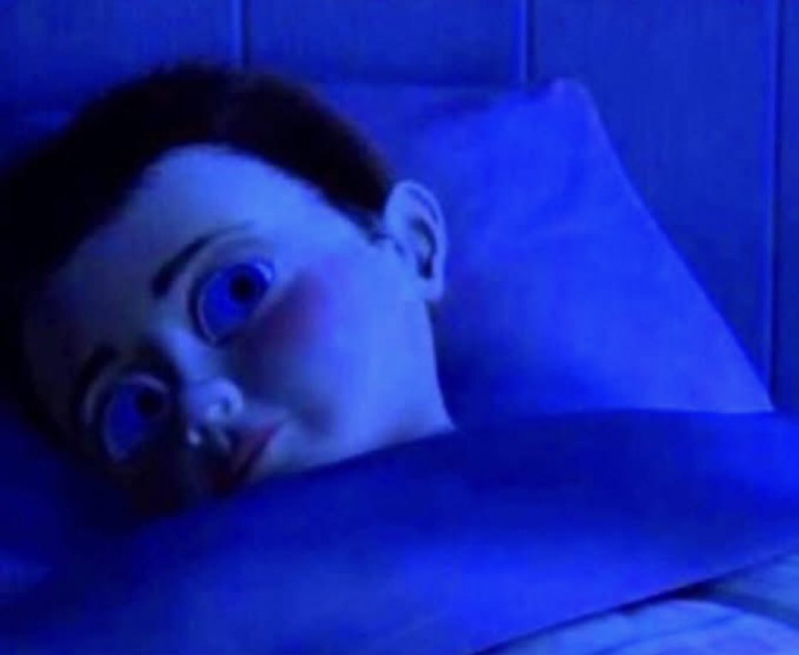 yo a las 4 de la mañana preguntándome cuántas horas voy a dormir