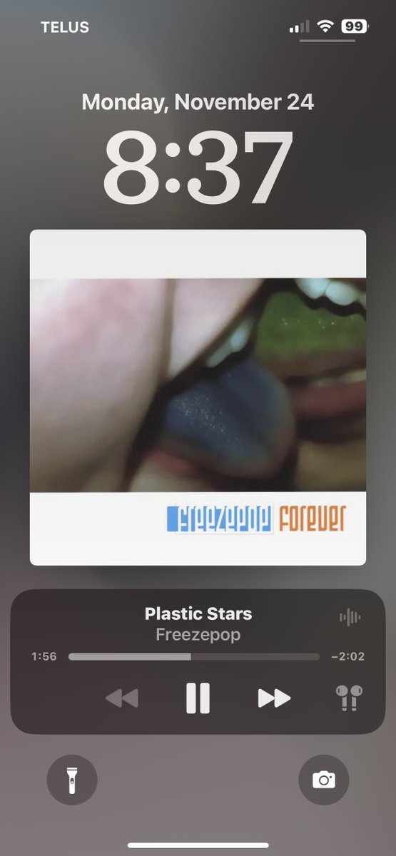 PackingPeanuts7's tweet image. I get so giddy every single time I listen to this song. It should not give me butterflies in my stomach.