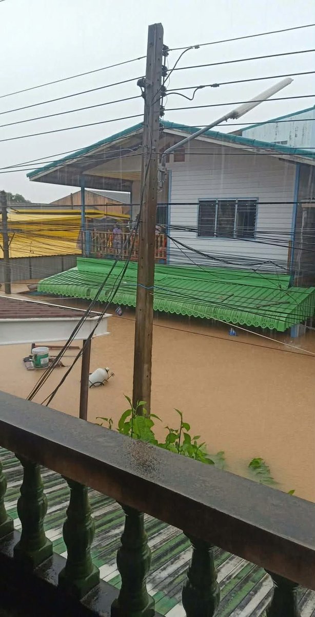 ⚠️ รบกวนฝากรีทวิตหรือขอความช่วยเหลือหน่อยค่ะบ้านของพี่สาวสามีเราเอง มีคนชรา 2 คนเลยอีกหลังน่าจะใีเด็กๆด้วย ท่วมหนักมากจริงปีนี้   #น้ําท่วมหาดใหญ่ #น้ําท่วม