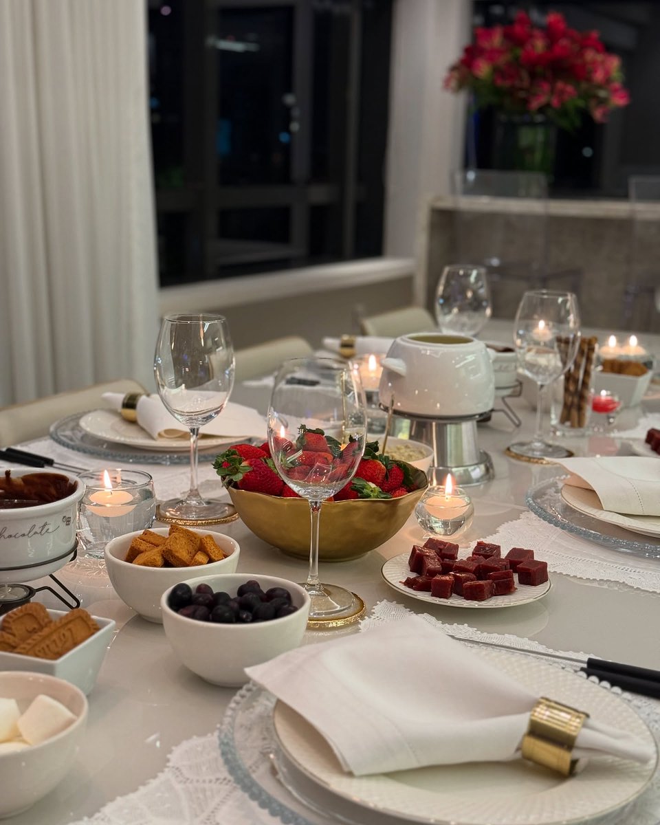 HanvxBoyd's tweet image. Last night's candlelight dinner with my friends was truly enjoyable.🥰