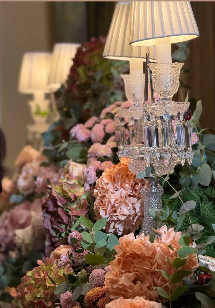 الإنسان ضعيف جدًا، ضعيف لدرجة أنه قد يُمضي سنوات طويلة محاولاً نسيان أمر ما وفي الوقت ذاته تجده يجاهد ليتذكر ماذا أرتدى ليلة البارحة.

.
.