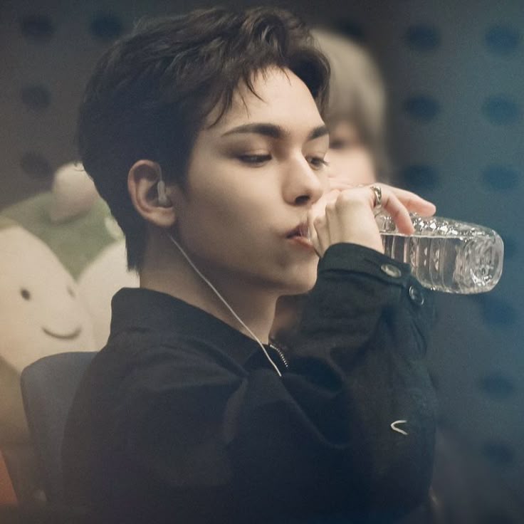 howoostar's tweet photo. vernon and water bottles https://t.co/uCoTwAraYM