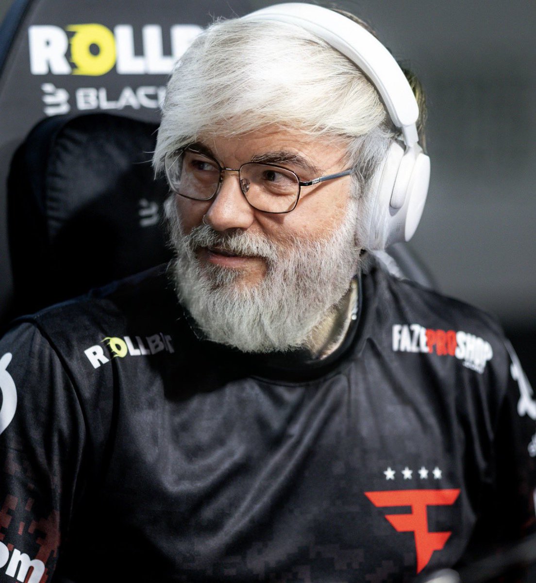 FaZeEsports's tweet image. LIVE UPDATE FROM THE MAJOR STAGE