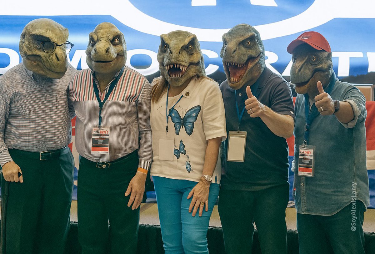 Todos nos burlamos de estos sinvergüenzas pero ellos están claros que allá afuera hay un 33% de imbéciles que en 5 años los vuelve a poner en el gobierno para que vuelvan a saquear las arcas del estado !
Panameño (33%) estúpido !