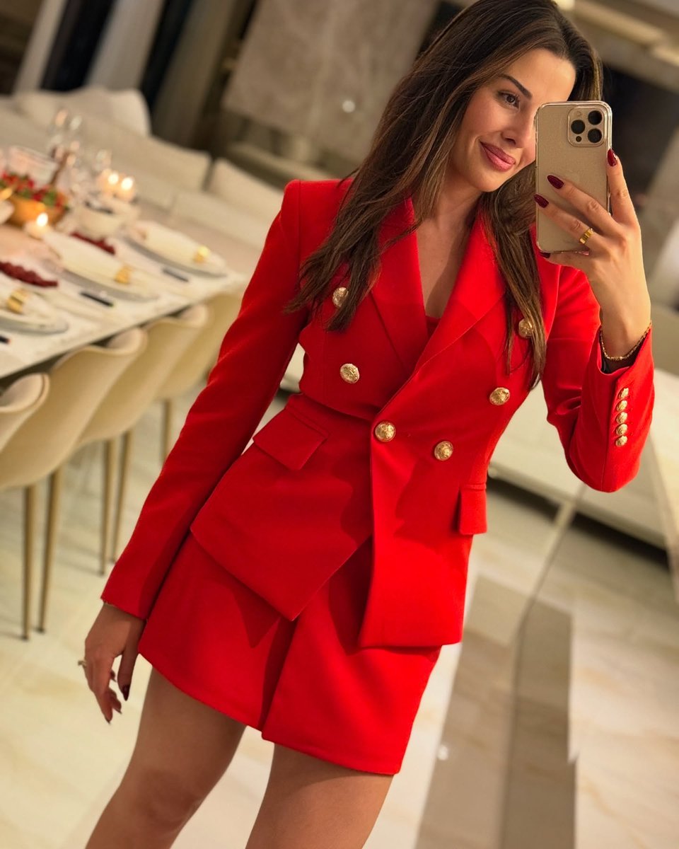 HanvxBoyd's tweet image. Women never forget to take photos, lol