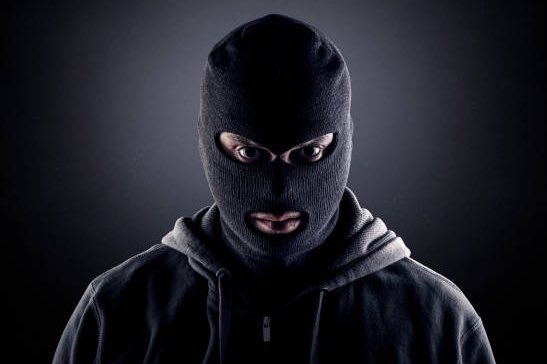 YayAreaNews's tweet image. Robber posing as a delivery driver steals $11,000,000 in crypto after pulling a gun and duct-taping the victim in San Francisco, California