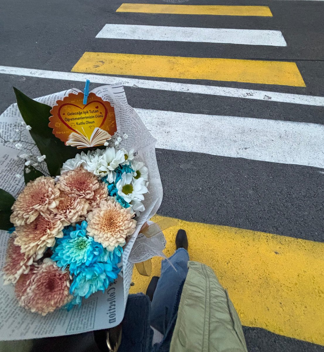Ücretli öğretmen olduğum okulda 24 Kasım törenine çağırılmadım, ilçe de yapılan programa da çağırılmadım(okulun bütün öğretmenleri katıldı). Bu çiçekler kendime, ataması olmasa da öğretmen olan bütün meslektaşlarıma🤍
#ücretliöğretmenlerindegünü