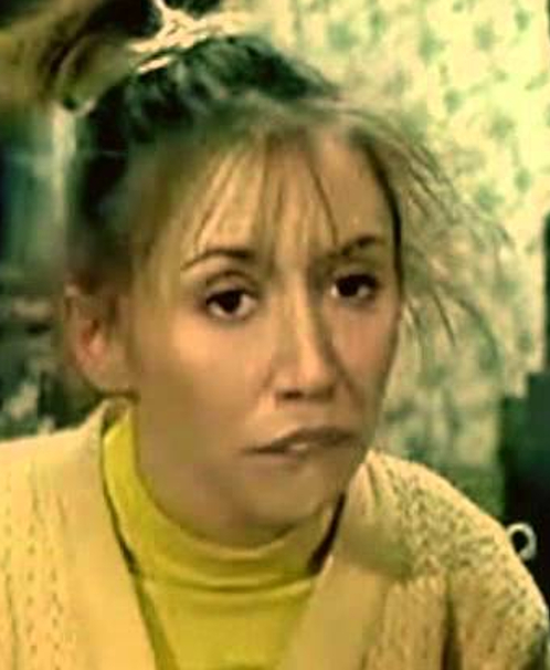 Elle a plutôt la bouche à Zézette, pardon de Zézette, pas à zézettes justement, dans "les Visiteurs". 
En plus, chaque fois qu'elle éructe on croit qu'elle a deux grammes dans chaque poche et qu'elle va dégueuler